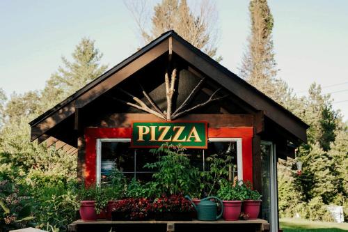 Zahrada ubytování Fully-Furnished Tent-Style Cabin Rental near Indian Lake, Upstate New York