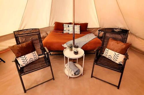 Ruang duduk di Cozy Romantic Glamping Tent on Secluded Ranch with Breathtaking Night Sky Views in Moab, Utah