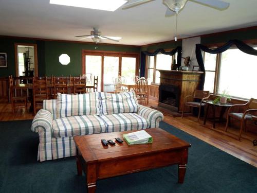 Χώρος καθιστικού στο Secluded Cabin Rental for a Large Group Getaway on the Shenandoah River near Luray, Virginia