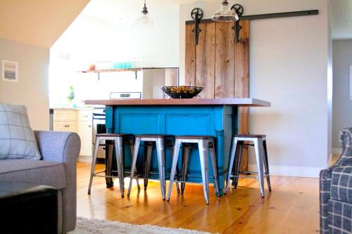 Χώρος καθιστικού στο Stylish Cottage Loft Rental on a Farm in Lancaster County near Philadelphia, Pennsylvania