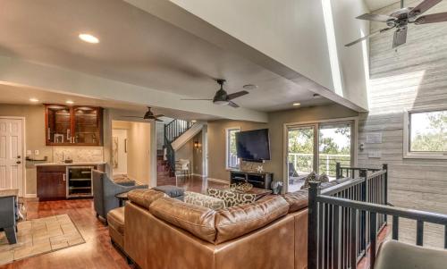 Gambar di galeri bagi Incredible Lakefront Villa with Gorgeus Sights and Fireplace in Gary, Indiana di Miller