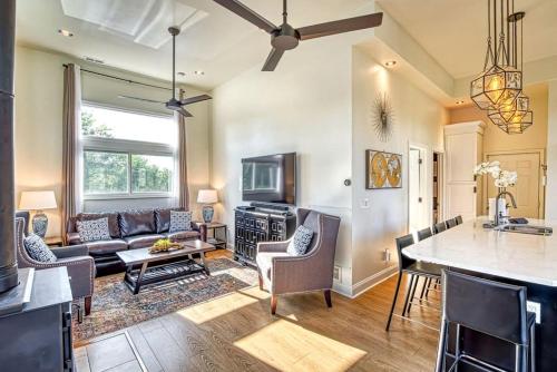 Ruang duduk di Incredible Lakefront Villa with Gorgeus Sights and Fireplace in Gary, Indiana