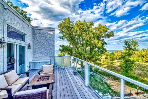 Balkoni atau teres di Incredible Lakefront Villa with Gorgeus Sights and Fireplace in Gary, Indiana