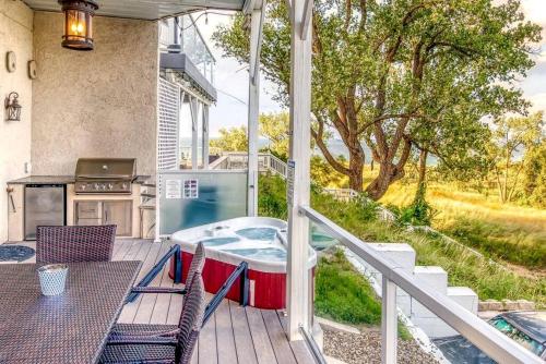 Balkoni atau teres di Incredible Lakefront Villa with Gorgeus Sights and Fireplace in Gary, Indiana