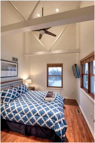 Katil atau katil-katil dalam bilik di Incredible Lakefront Villa with Gorgeus Sights and Fireplace in Gary, Indiana