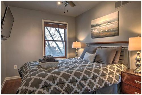 Katil atau katil-katil dalam bilik di Incredible Lakefront Villa with Gorgeus Sights and Fireplace in Gary, Indiana