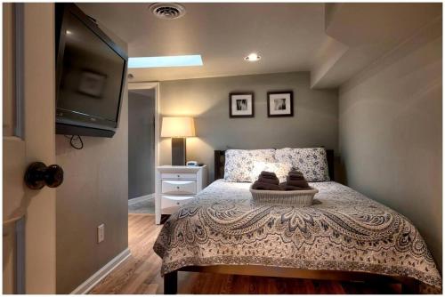 Katil atau katil-katil dalam bilik di Incredible Lakefront Villa with Gorgeus Sights and Fireplace in Gary, Indiana