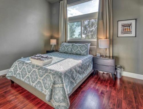Katil atau katil-katil dalam bilik di Incredible Lakefront Villa with Gorgeus Sights and Fireplace in Gary, Indiana