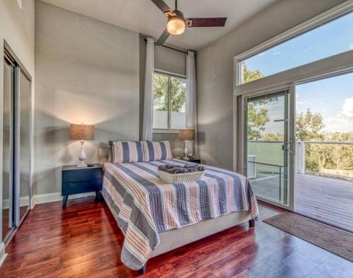 Katil atau katil-katil dalam bilik di Incredible Lakefront Villa with Gorgeus Sights and Fireplace in Gary, Indiana