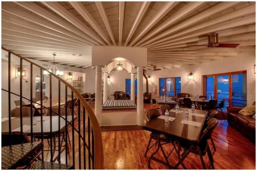 Ruang duduk di Incredible Lakefront Villa with Gorgeus Sights and Fireplace in Gary, Indiana