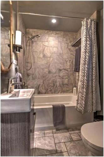 Bilik mandi di Incredible Lakefront Villa with Gorgeus Sights and Fireplace in Gary, Indiana