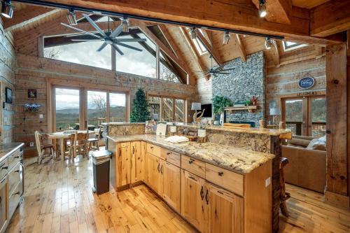 Φωτογραφία από το άλμπουμ του Secluded Luxurious Cabin with Spectacular Living Spaces in Tennessee σε Little Cove