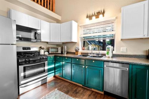 Kuchyň nebo kuchyňský kout v ubytování Beautiful Modern Cabin in with Fire Pit and Hot Tub, the Perfect Base for Outdoor Adventures in Big Bear, California