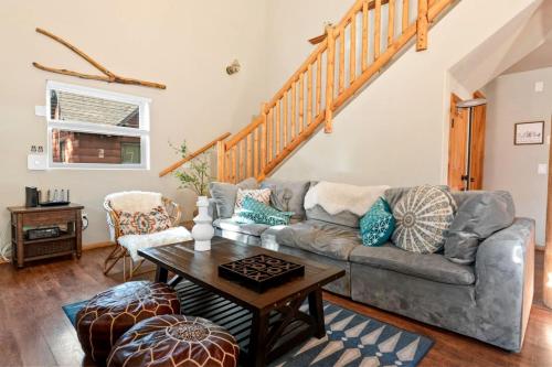 Posezení v ubytování Beautiful Modern Cabin in with Fire Pit and Hot Tub, the Perfect Base for Outdoor Adventures in Big Bear, California