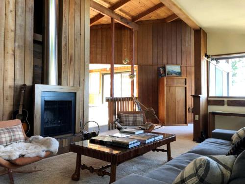 TV a/nebo společenská místnost v ubytování Contemporary Treetop Cabin with a Luxury Hot Tub in Idyllwild, California