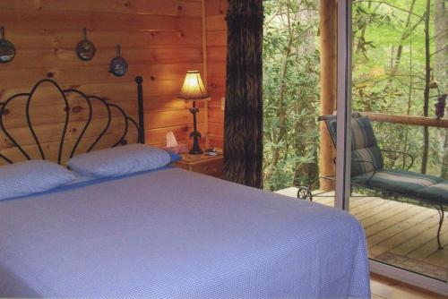 Katil atau katil-katil dalam bilik di Rustic Log Cabin Rental with Picnic Area in Cosby, Tennessee