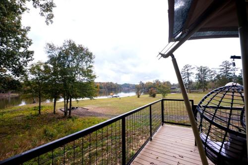 Μπαλκόνι ή βεράντα στο Luxurious Safari Tent for a Romantic Getaway in Cedar Bluff, Alabama