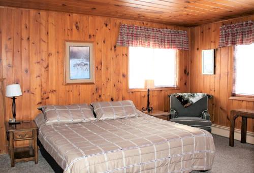 Postel nebo postele na pokoji v ubytování Lakefront Cottage Rental with Game Room near Ruth Lake, Minnesota