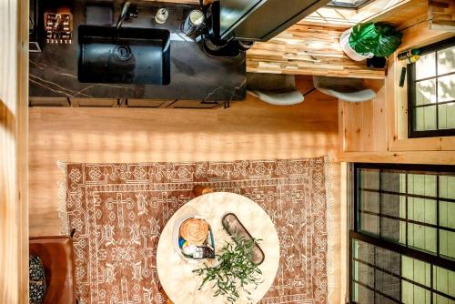 Φωτογραφία από το άλμπουμ του Glorious Tree House with Fire Pit and Hot-tub in Penn Yan, New York σε Dresden