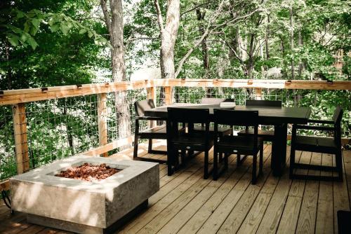 Φωτογραφία από το άλμπουμ του Glorious Tree House with Fire Pit and Hot-tub in Penn Yan, New York σε Dresden