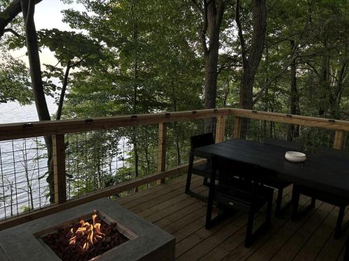 Φωτογραφία από το άλμπουμ του Glorious Tree House with Fire Pit and Hot-tub in Penn Yan, New York σε Dresden