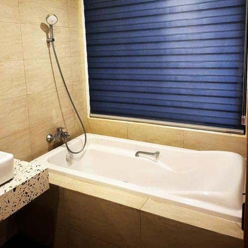 Ein Badezimmer in der Unterkunft FLC Luxury Quy Nhon-Sea view - An Apartment