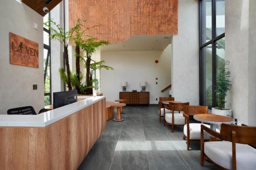 a restaurant with a bar with tables and chairs at Là Yên Villa - Đà Lạt in Ấp Ða Lợi
