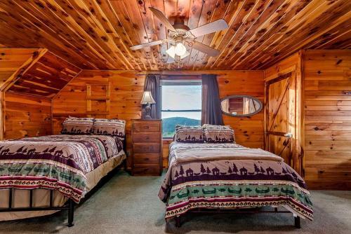 Ένα ή περισσότερα κρεβάτια σε δωμάτιο στο Incredible Pet-Friendly Cabin Located on Top of a Magnificent Mountain in Compton, AR