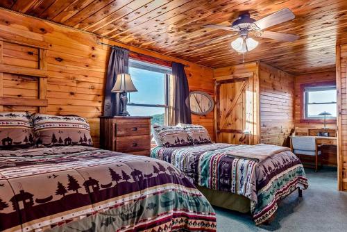 Ένα ή περισσότερα κρεβάτια σε δωμάτιο στο Incredible Pet-Friendly Cabin Located on Top of a Magnificent Mountain in Compton, AR