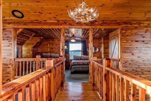 Ένα ή περισσότερα κρεβάτια σε δωμάτιο στο Incredible Pet-Friendly Cabin Located on Top of a Magnificent Mountain in Compton, AR
