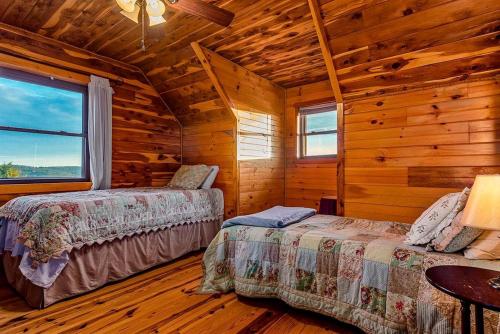 Ένα ή περισσότερα κρεβάτια σε δωμάτιο στο Incredible Pet-Friendly Cabin Located on Top of a Magnificent Mountain in Compton, AR