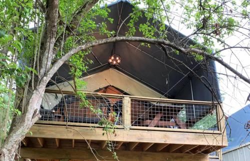 Balkón nebo terasa v ubytování Texas Waterside Escape: Glamping Holiday in a Tented Cabin with Shared Comforts