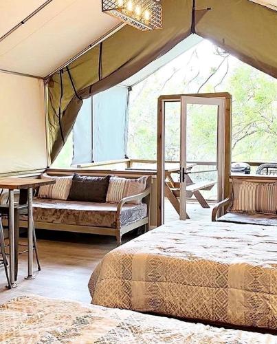 Postel nebo postele na pokoji v ubytování Texas Waterside Escape: Glamping Holiday in a Tented Cabin with Shared Comforts