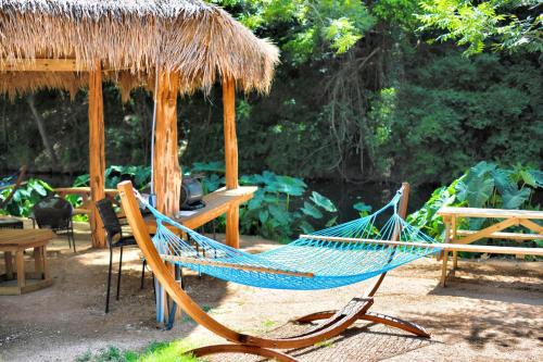Zahrada ubytování Texas Waterside Escape: Glamping Holiday in a Tented Cabin with Shared Comforts