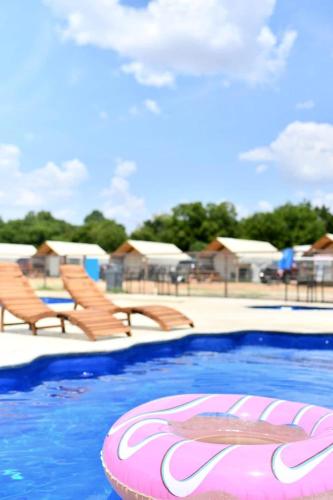 Bazén v ubytování Texas Waterside Escape: Glamping Holiday in a Tented Cabin with Shared Comforts nebo v jeho okolí