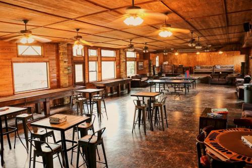 Restaurace v ubytování Texas Waterside Escape: Glamping Holiday in a Tented Cabin with Shared Comforts