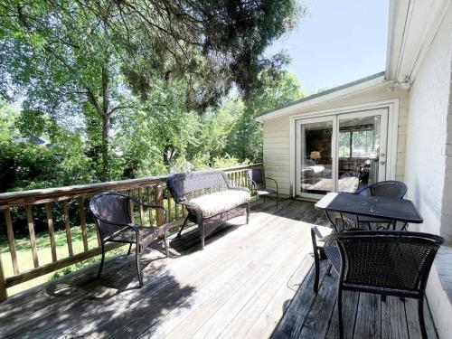 Balkón nebo terasa v ubytování Amazing Cottage with Great Sights in Charlotte, North Carolina