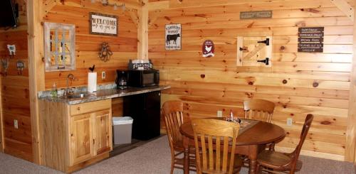 Η κουζίνα ή μικρή κουζίνα στο Cozy Cabin for Weekend Getaways in Maryland