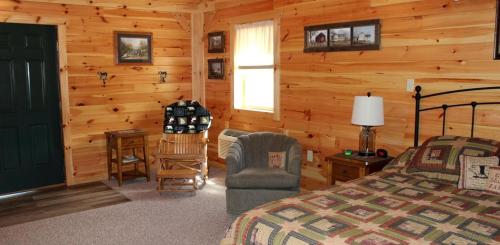 Ένα ή περισσότερα κρεβάτια σε δωμάτιο στο Cozy Cabin for Weekend Getaways in Maryland