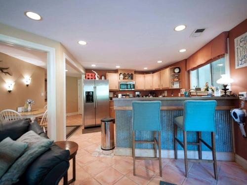 Η κουζίνα ή μικρή κουζίνα στο Spacious Vacation Rental for a Group Getaway in Pendleton, Kentucky
