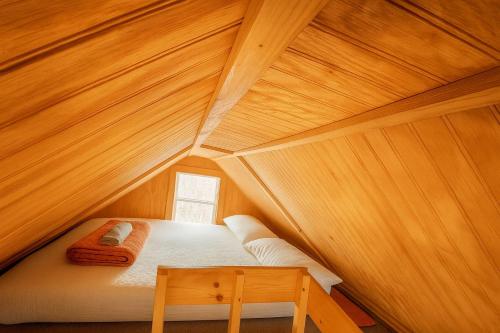 Voodi või voodid majutusasutuse Enchanting Tree House with a Slide on 200 Acres for a Family Adventure in Germantown, Kentucky toas