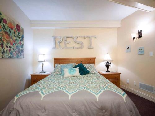Ένα ή περισσότερα κρεβάτια σε δωμάτιο στο Spacious Vacation Rental for a Group Getaway in Pendleton, Kentucky