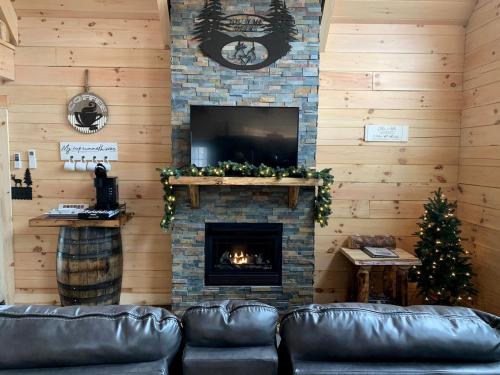 Ein Sitzbereich in der Unterkunft Fantastic Secluded Cabin with Fire Pit and Hot-tub in Campbellsville, Kentucky