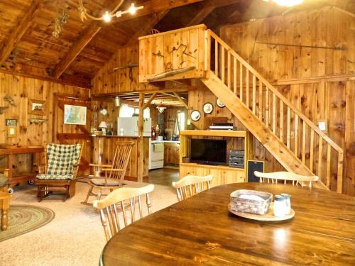 Η κουζίνα ή μικρή κουζίνα στο Rustic Cabin Rental on a Wildlife Sanctuary in Manistee, Michigan