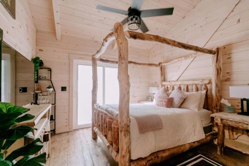 ein Schlafzimmer mit einem Bett in einer Blockhütte in der Unterkunft Secluded Wooden Cabin with Fire Pit, Barbecue and Hot-tub in Campbellsville, Kentucky in Campbellsville