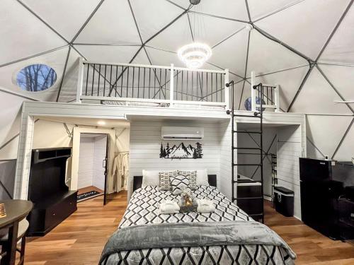 Postel nebo postele na pokoji v ubytování Contrast Cove Dome in Smoky Mountains in Hartford, Tennessee