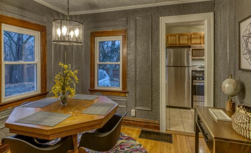 une cuisine avec une table en bois et une salle à manger dans l'établissement Charming Cozy Cabin with Hot-tub in Gary, Indiana, à Miller
