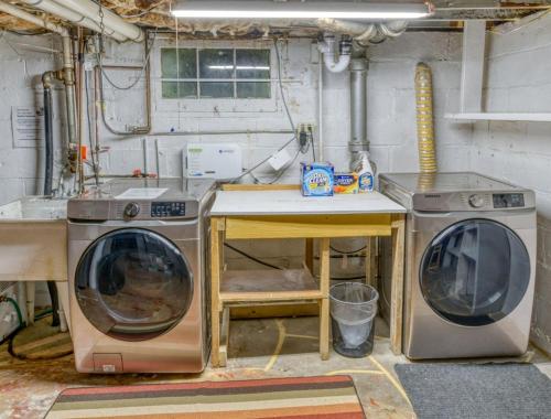 Cuisine ou kitchenette dans l'établissement Charming Cozy Cabin with Hot-tub in Gary, Indiana