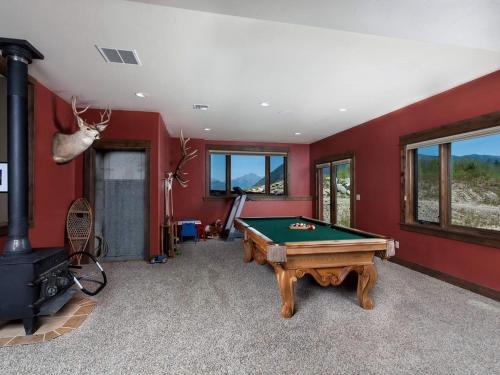 Amazing Log Cabin Rental with Pool Table in the Mountains in West Glacier, Montanaにあるビリヤード台