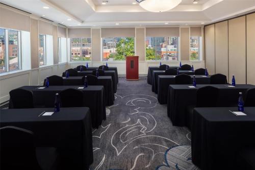 The William Fell Baltimore, Tapestry Collection by Hiltonにあるビジネスエリアまたは会議室